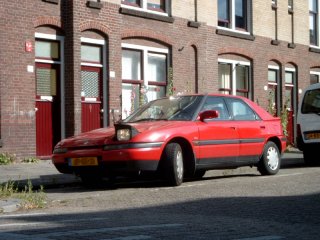 Mazda 323 met knipoog