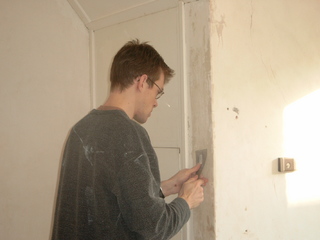 Arthur vult de grote gaten in de muur