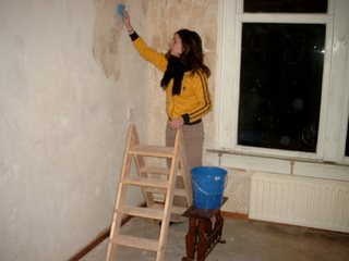 Sira maakt muren schoon