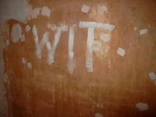 Wit op de muur gesmeerd