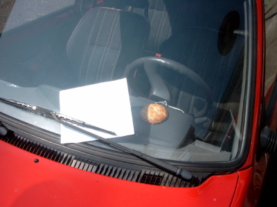 Auto met een gevulde koek achter de voorruit